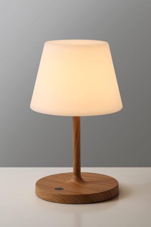 Outdoor battery-powered table lamp